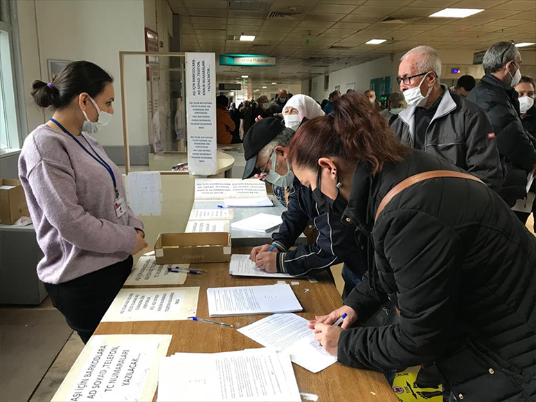 İzmir'de Aşı Merkezlerinde Yoğunluk Oluştu