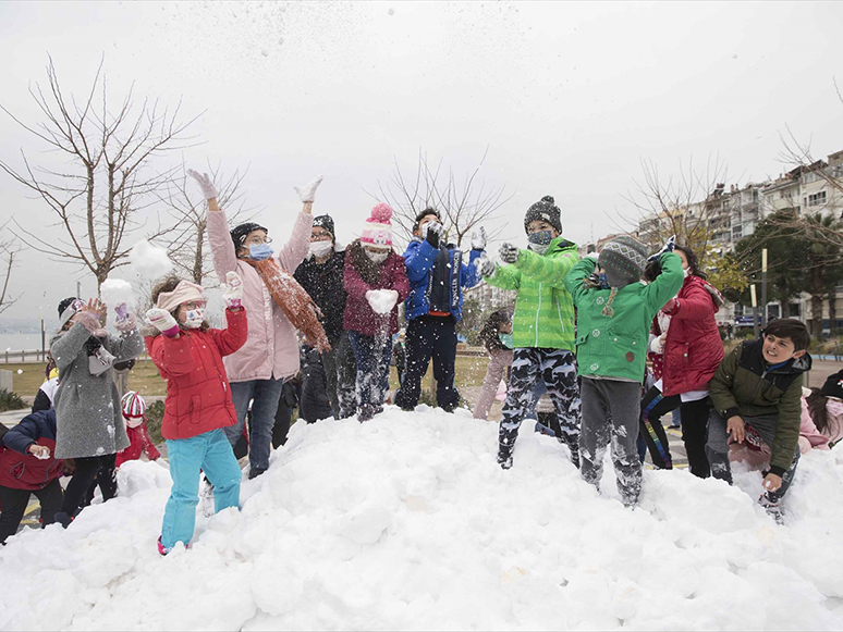 Kar Hasreti Çeken İzmirli Çocuklar İçin Kamyonla Kar Taşındı