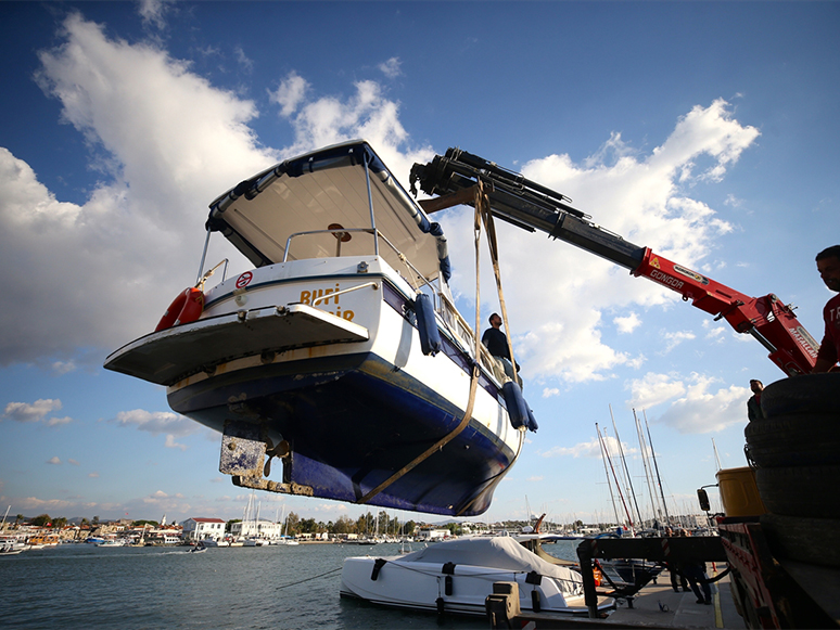 İzmir'deki Depremin Neden Olduğu Deniz Altındaki Enkaz da Kaldırılıyor