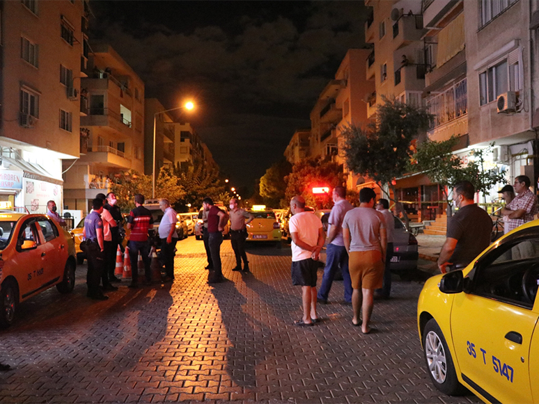 İzmir'de Taksi Durağında Silahlı Kavga 4 Yaralı