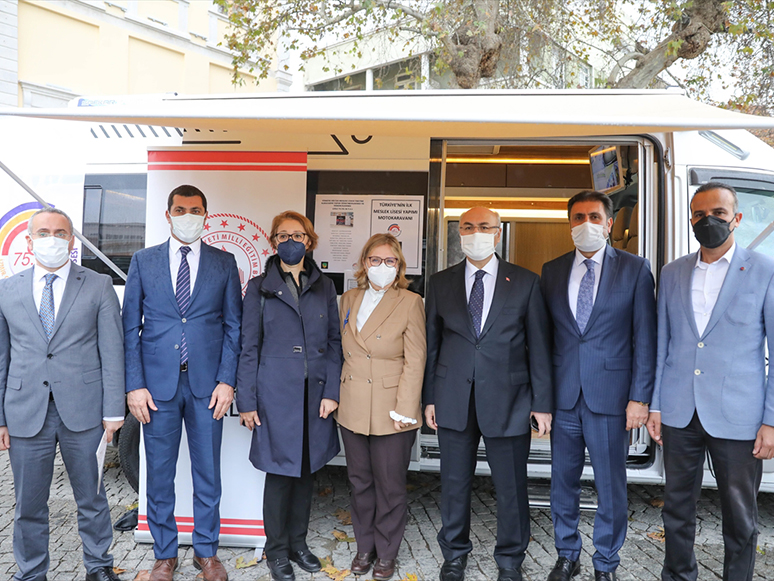 İzmir'de Meslek Liselerinin Ürettiği Motokaravan ve Dijital Kürsü Tanıtıldı