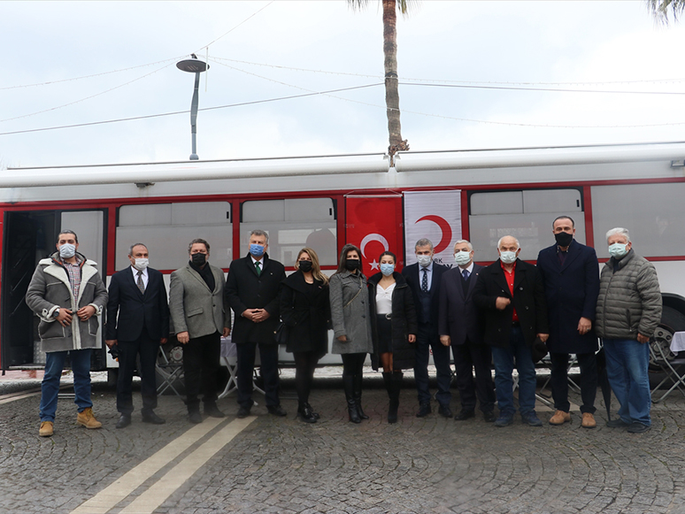 İzmir'de Sivil Toplum Kuruluşları Desteğiyle Kan Bağışı Kampanyası