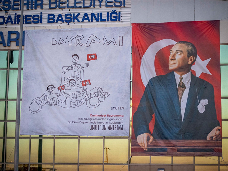 İzmir Depreminde Hayatını Kaybeden Umut'un Cumhuriyet Resmi Afiş Oldu