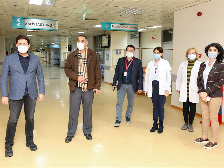 İzmir İl Sağlık Müdürü Öztop, CoronaVac Aşısı Uygulanan Hastanelerdeki Polikliniklerde İncelemede Bulundu