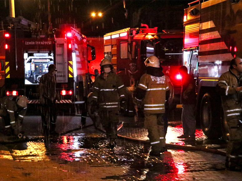 İzmir'de Marangoz Atölyesinde Çıkan Yangın Söndürüldü