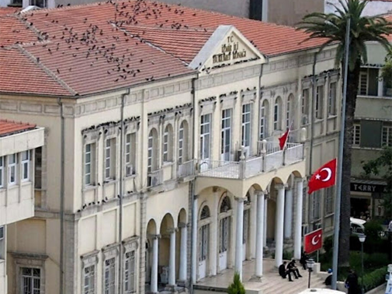 İzmir Valiliği, Salgın Nedeniyle Spor Salonunun Hastaneye Çevrildiği İddiasını Yalanladı
