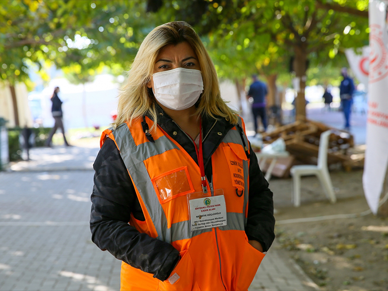 Fedakâr Öğretmen, Acısını Unutup Depremzedelerin Yardımına Koştu