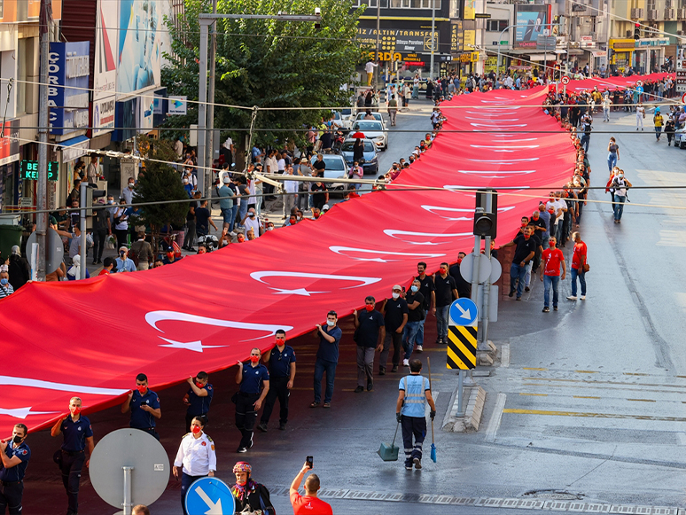 İzmir'in Düşman İşgalinden Kurtuluşunun 99. Yıl Dönümü Kutlamaları Bayrak Yürüyüşüyle Başladı