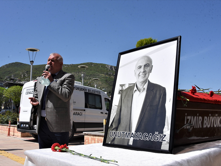 İzmir'de Covid-19 Nedeniyle Vefat Eden İlçe Belediye Başkan Yardımcısı Son Yolculuğuna Uğurlandı