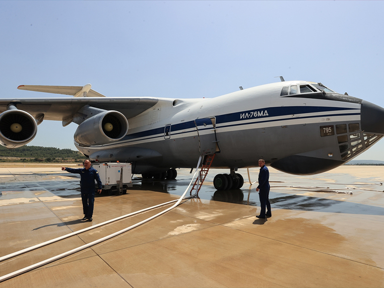 Orman Yangınlarını Söndürme Çalışmalarına Destek Veren Rus Uçakları, İkmali İzmir'de Yapıyor
