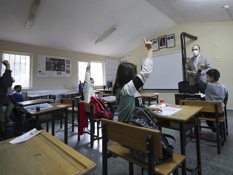İzmir'de Yüz Yüze Eğitime Geçilen Okullarda Yaklaşık 16 Bin Öğrenci Ders Başı Yaptı