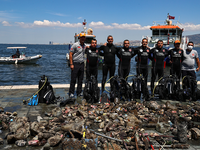 İzmir Körfezi'nden Scooter, Ayakkabı, Cam ve Plastik Atığa Kadar Yüzlerce Çöp Çıktı