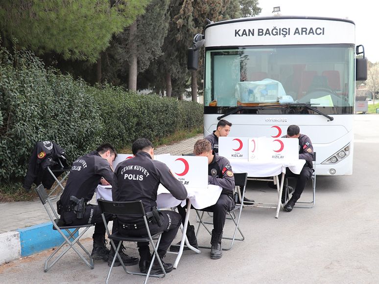 İzmir'de Polis Haftası Kapsamında Kan Bağışı Kampanyası 