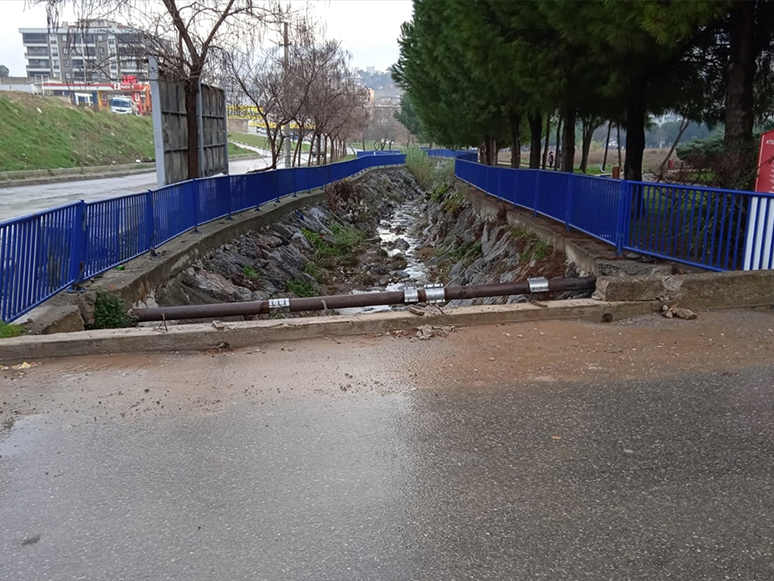 İzmir'de Köprünün Demir Korkulukları Çalındı