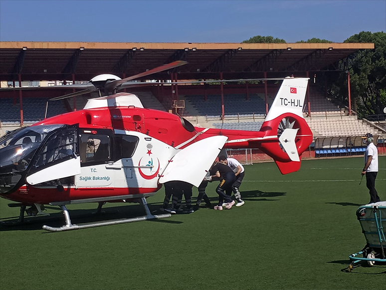 İzmir'de Hava Ambulansı Ayağı Tarım Makinesine Sıkışan Çiftçi İçin Havalandı