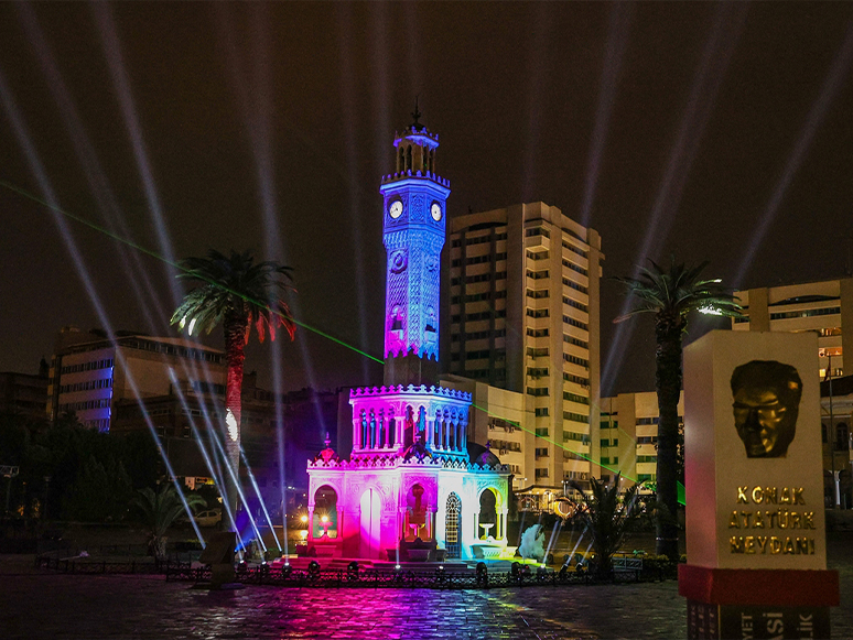 İzmir Saat Kulesi Yeni Yıla Özel Işıklandırıldı