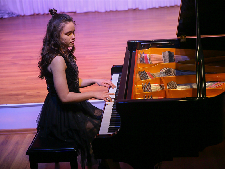 Karlsruhe Müzik Üniversitesini Tam Puanla Kazanan 15 Yaşındaki İzmirli Piyanist Nehir Başarısının Sırrını Anlattı