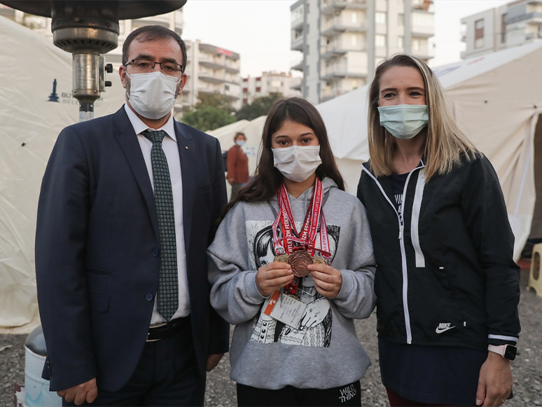 Şampiyon Depremzede Yeni Madalyalarını Gözyaşlarıyla Teslim Aldı