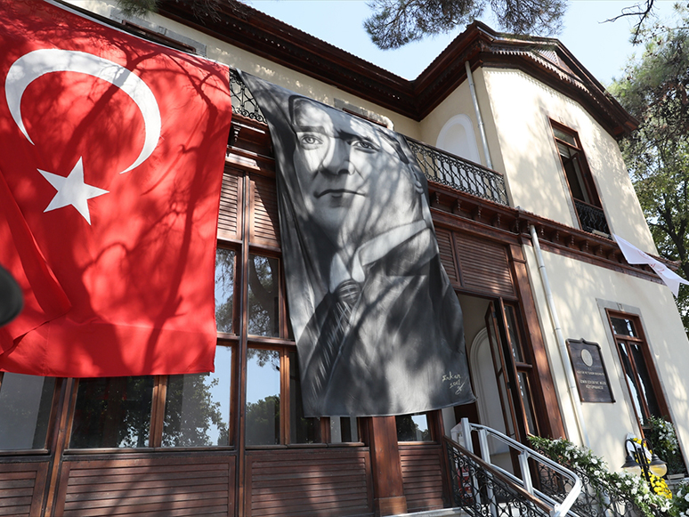 Tarihi Tristramp Köşkü, İzmir Edebiyat Müze Kütüphanesi Olarak Hizmete Açıldı