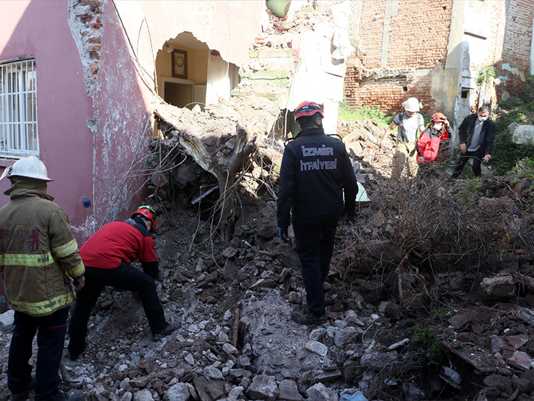 İzmir'de Metruk Sinagogun Duvarı Çöktü