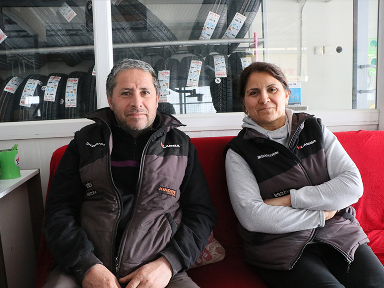 Eşine Yardım Etmek İçin Lastikçiliğe Başlayan İzmirli Kadın, İşinde Aranan İsim Oldu