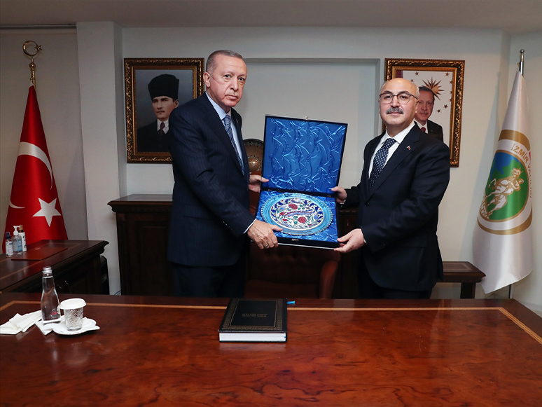 Cumhurbaşkanı Erdoğan, İzmir Valiliğini Ziyaret Etti