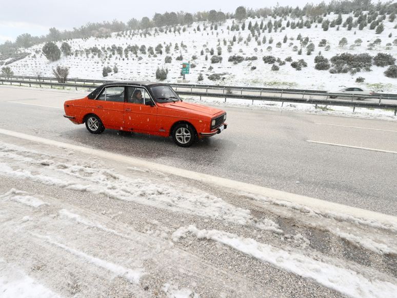 İzmir'in Çeşme İlçesinde Kar Yağıyor