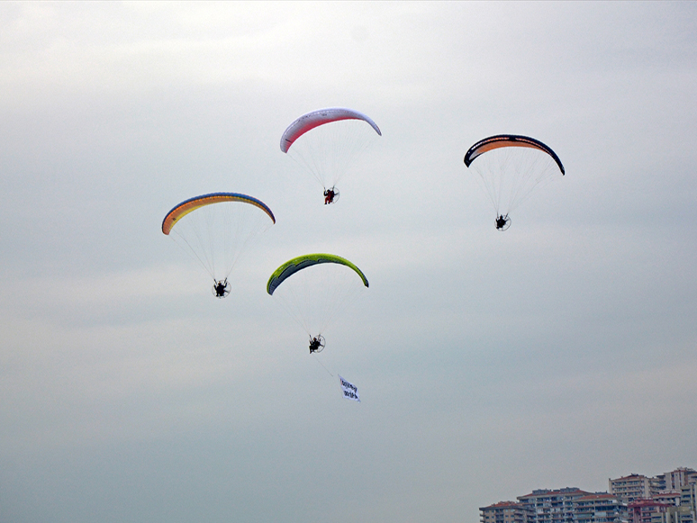 İzmirli Paramotorcular, SMA Hastası Duru Meriç İçin Havalandı