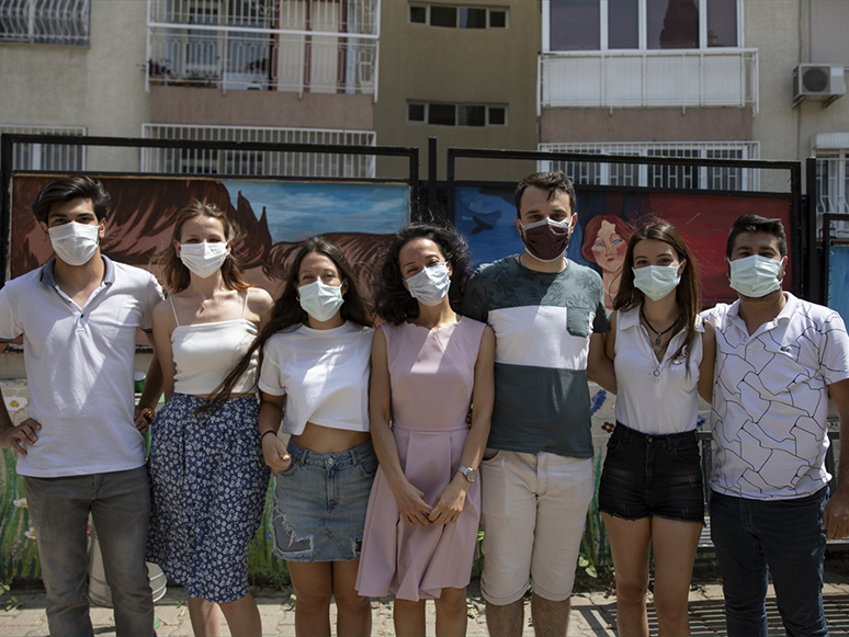 İzmir'de Üniversite Öğrencileri, Bir Ortaokulun Bahçesini Ünlü Ressamların Eserleriyle Renklendirdi