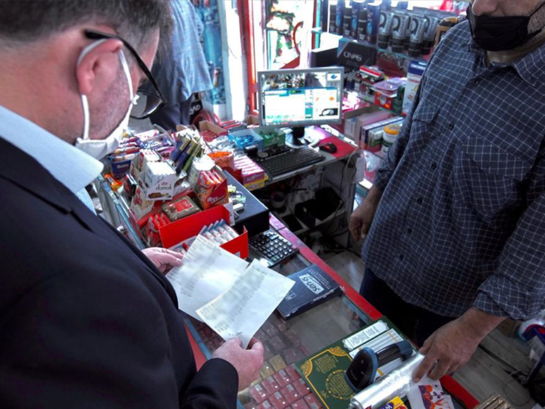 İzmir'de MÜSİAD Üyeleri, Bazı Vatandaşların Bakkal Borçlarını Üstlendi