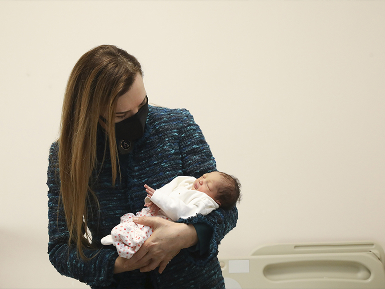Rektör Nükhet Hotar'dan DEÜ Hastanesinde Doğum Yapan Düzensiz Göçmen Annelere Ziyaret