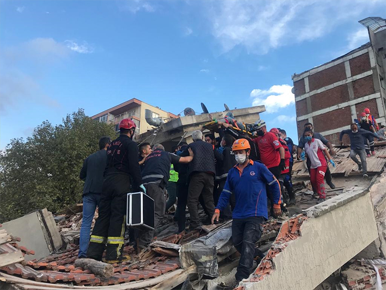 İzmir’de 6.6 Şiddetinde Deprem!