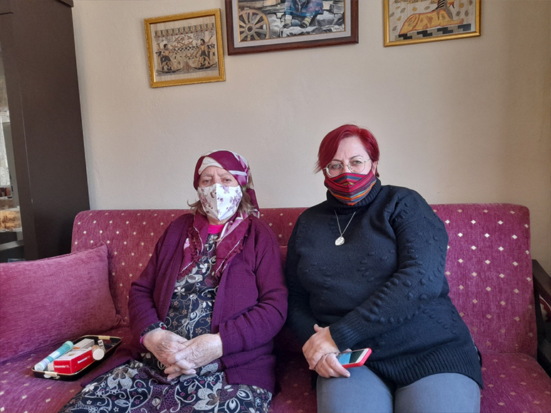 İzmir'de Covid-19 Tedavisi Gören 90 Yaşındaki Kadın Taburcu Edildi