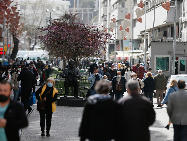 Covid-19 Vaka Sayısında Artış Kaydedilen İzmir'in İşlek Noktalarında Yoğunluk Gözlendi