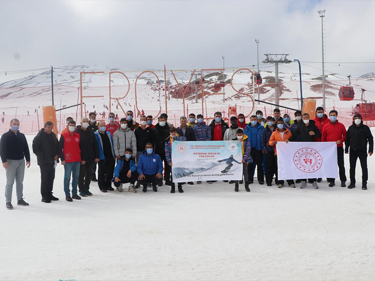 İzmirli Roman Gençler Erciyes'te Kayak Eğitimi Aldı