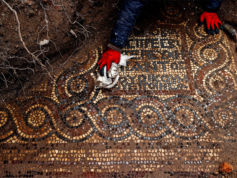 İzmir'de Kaçak Kazı Sırasında Manastır ve 1500 Yıllık Mozaik Bulundu