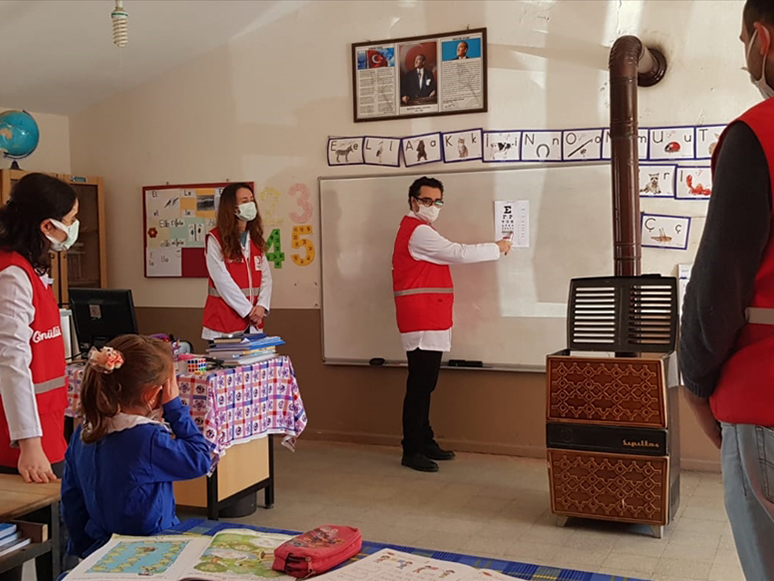 Genç Kızılay İzmir Gönüllüleri Köy Okullarındaki Öğrencilerle Bir Araya Geldi