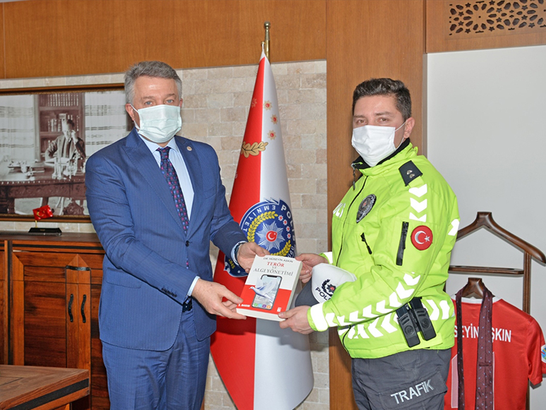 İzmir Emniyet Müdürü Aşkın'dan, Sel Sularında Yolda Kalan Araçlara Yardım Eden Komisere Ödül