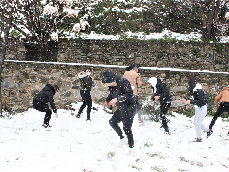 İzmir'in Ödemiş İlçesinde Ender Görülen Kar, Bölgedekilere Keyifli Anlar Yaşattı