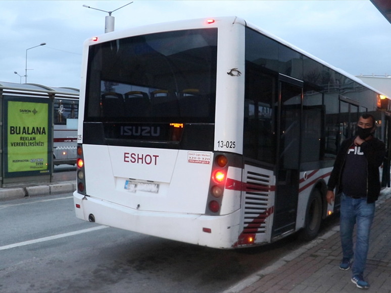 İzmir'de HES Kodu Göstermeden Otobüse Binmeye Çalışan Kişiye Müdahale Eden Yolcu Bıçakla Yaralandı
