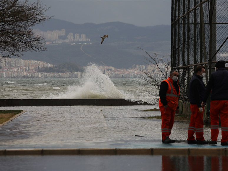 İzmir'de Etkili Olan Rüzgâr ve Fırtına Nedeniyle Deniz Taştı