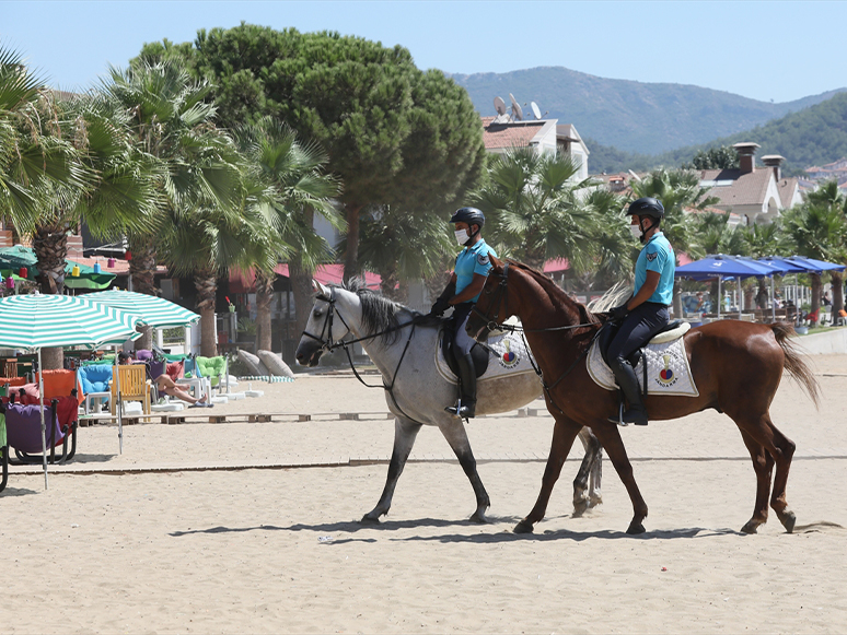 İzmir'de Plajların Güvenliği Atlı Jandarmaya Emanet