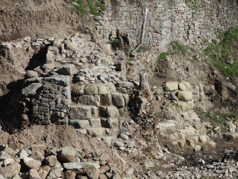 Bergama Antik Kenti'nde Yeni Sur Duvarları Keşfedildi