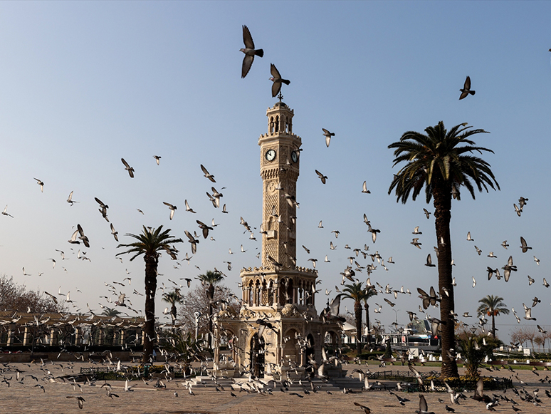 İzmir'de Sokaklar Boş Kaldı