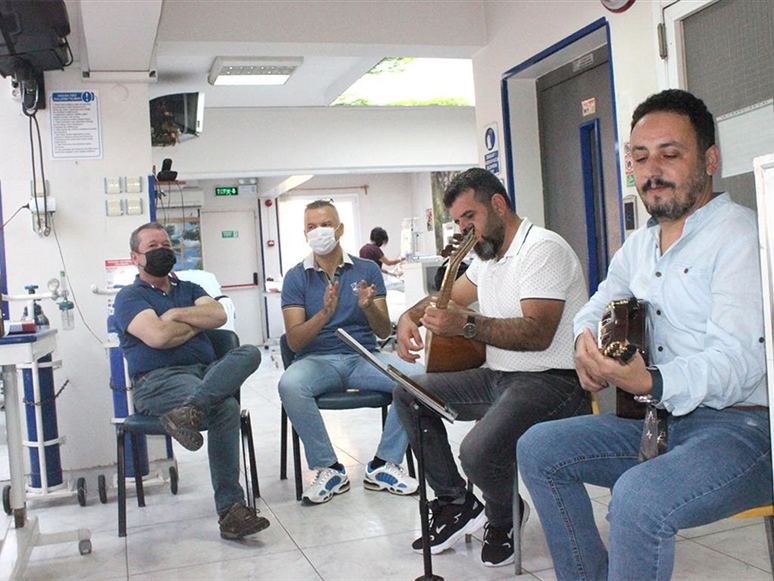 İzmir'de Müzik Öğretmenlerinden Diyaliz Hastalarına Moral Konseri