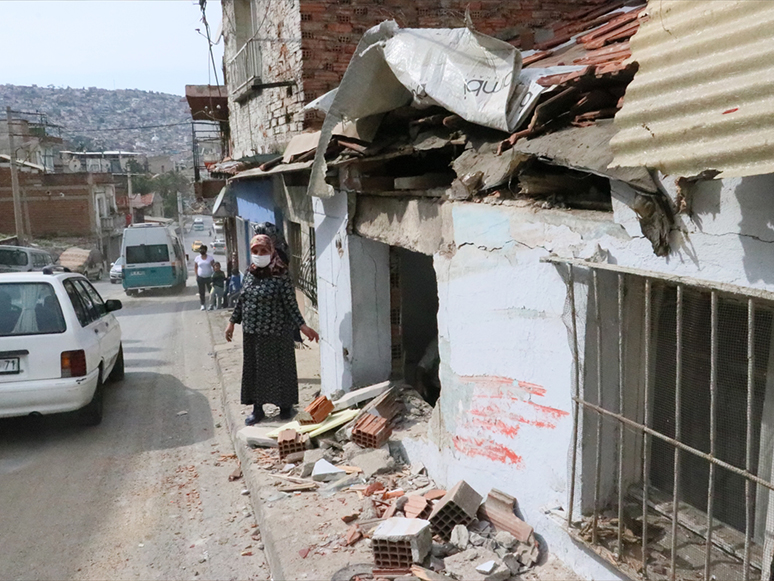 İzmir'de Belediye Otobüsü Evlere Çarptı: 6 Yaralı