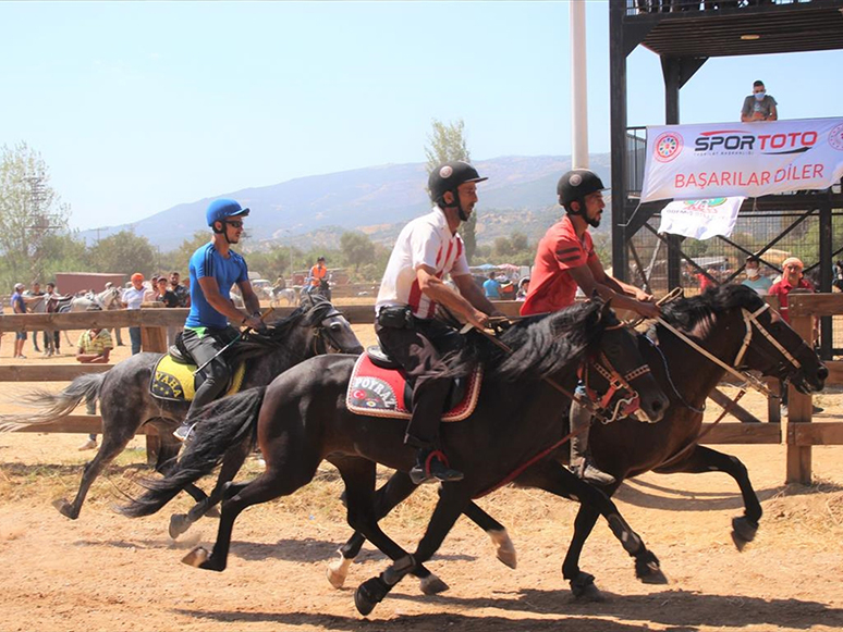 Ödemiş'te Rahvan At Yarışları Düzenlendi