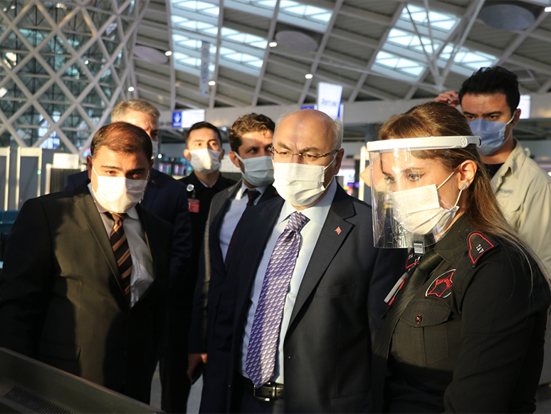İzmir Valisi Köşger Adnan Menderes Havalimanında Covid-19 Denetimine Katıldı