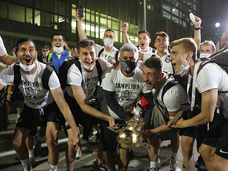 Süper Lig'e Yükselen Altay'ı İzmir'de Taraftarlar Karşıladı