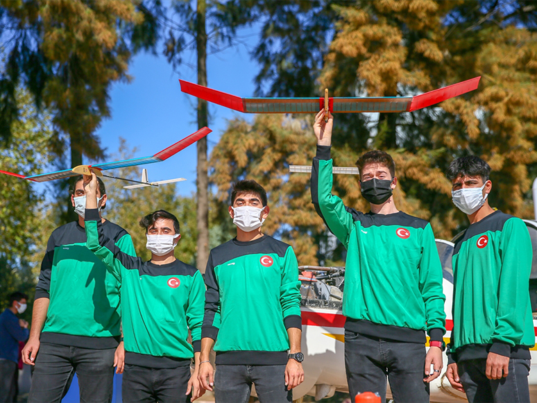 Bahçesinde 4 Uçak Bulunan Lisede Geleceğin Teknisyenleri Yetişiyor